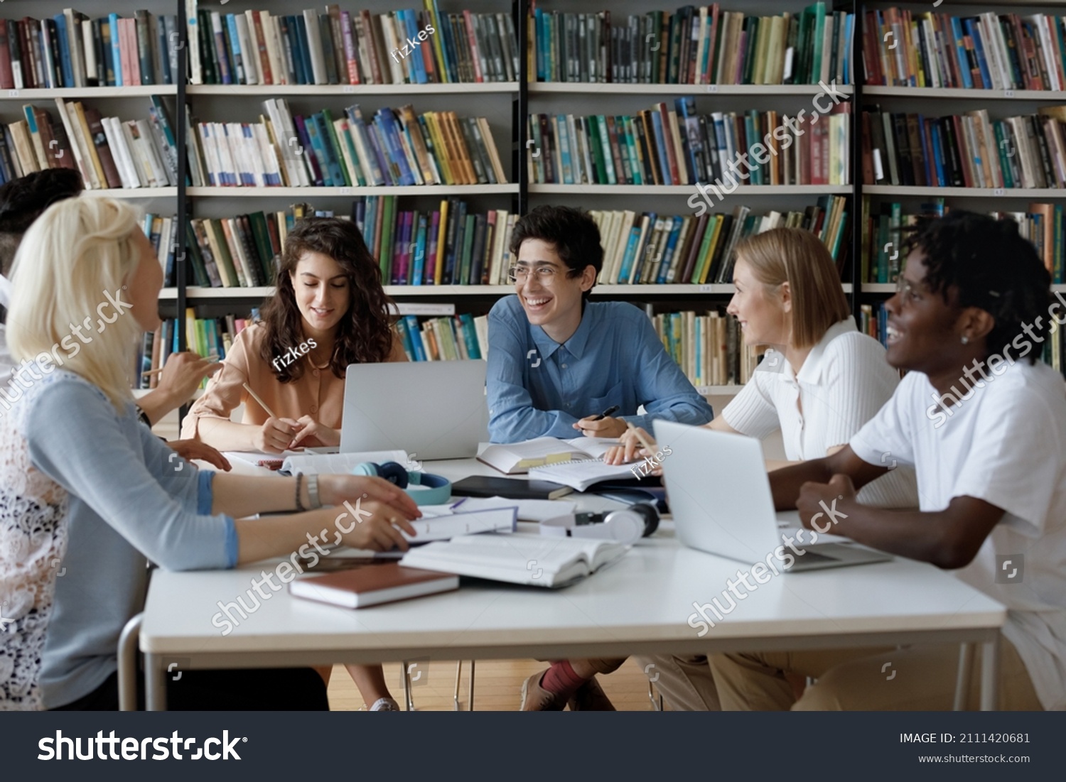 Sinh viên bàn luận về đồ án