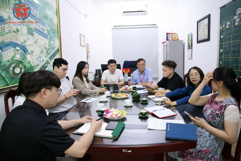 Du học sinh Myanmar học tập