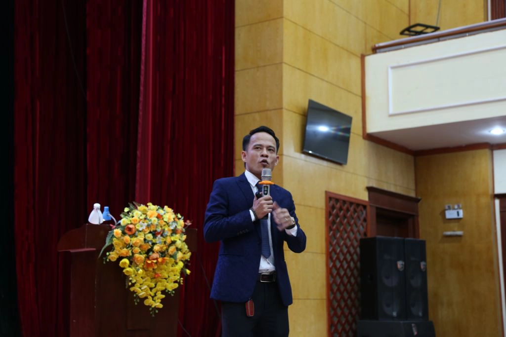 Sinh viên trao đổi trong hoạt động ngoại khóa