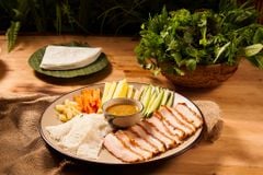 Bánh tráng phơi sương cuốn thịt ba chỉ quay