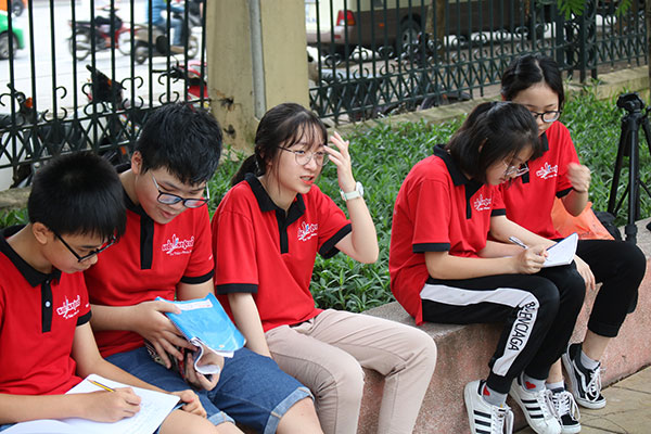 Bàn học gọn gàng và lịch học rõ ràng