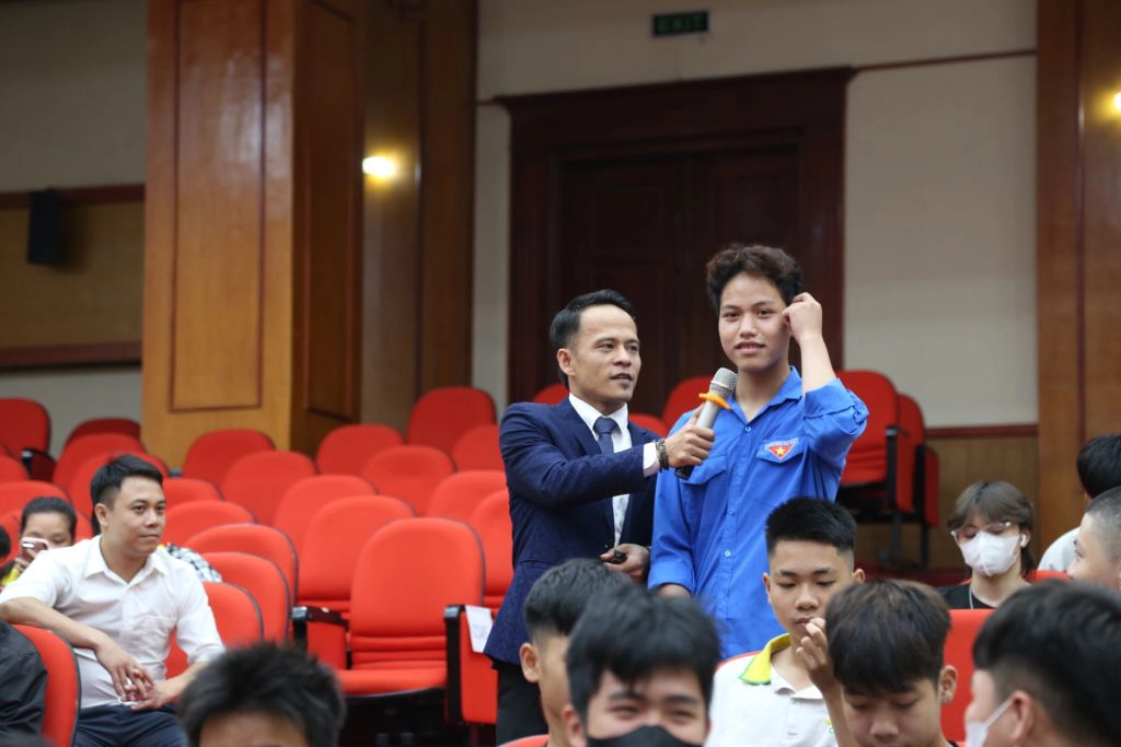 Sinh viên trao đổi nhóm trong hoạt động ngoại khóa