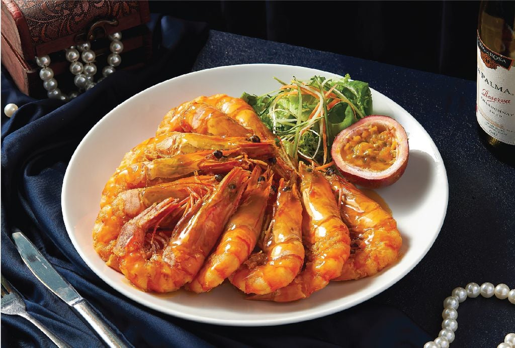 Mâm món Tây và món Việt