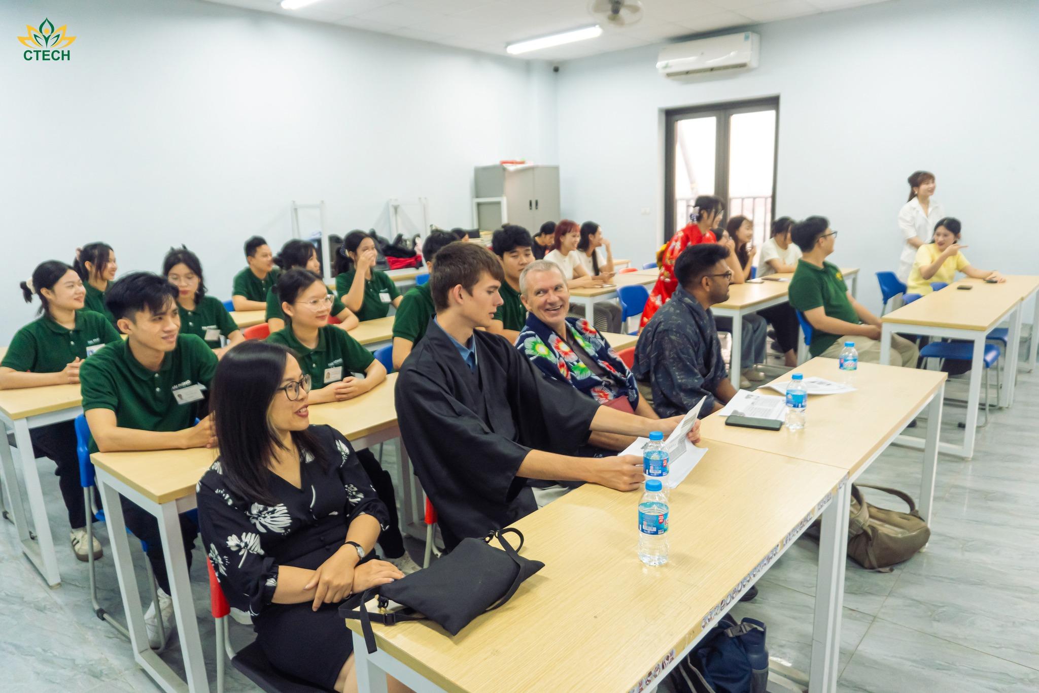 Các nhóm sinh viên đa quốc gia cùng thảo luận công thức làm bánh