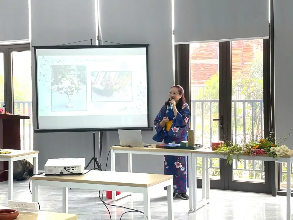 Học viên đang thực hành phong cách moribana với bình thấp miệng rộng