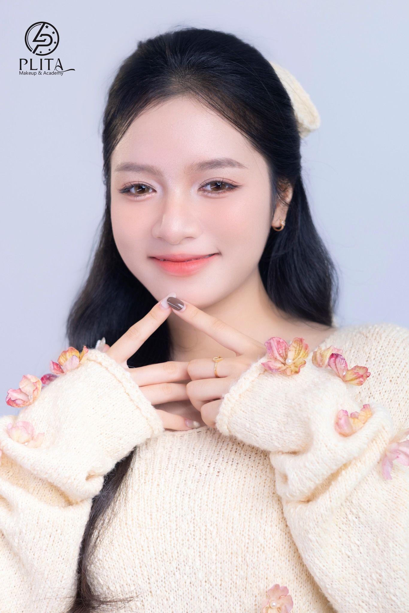 Phong cách clean girl makeup với lớp nền mỏng, da căng bóng và tổng thể thanh lịch