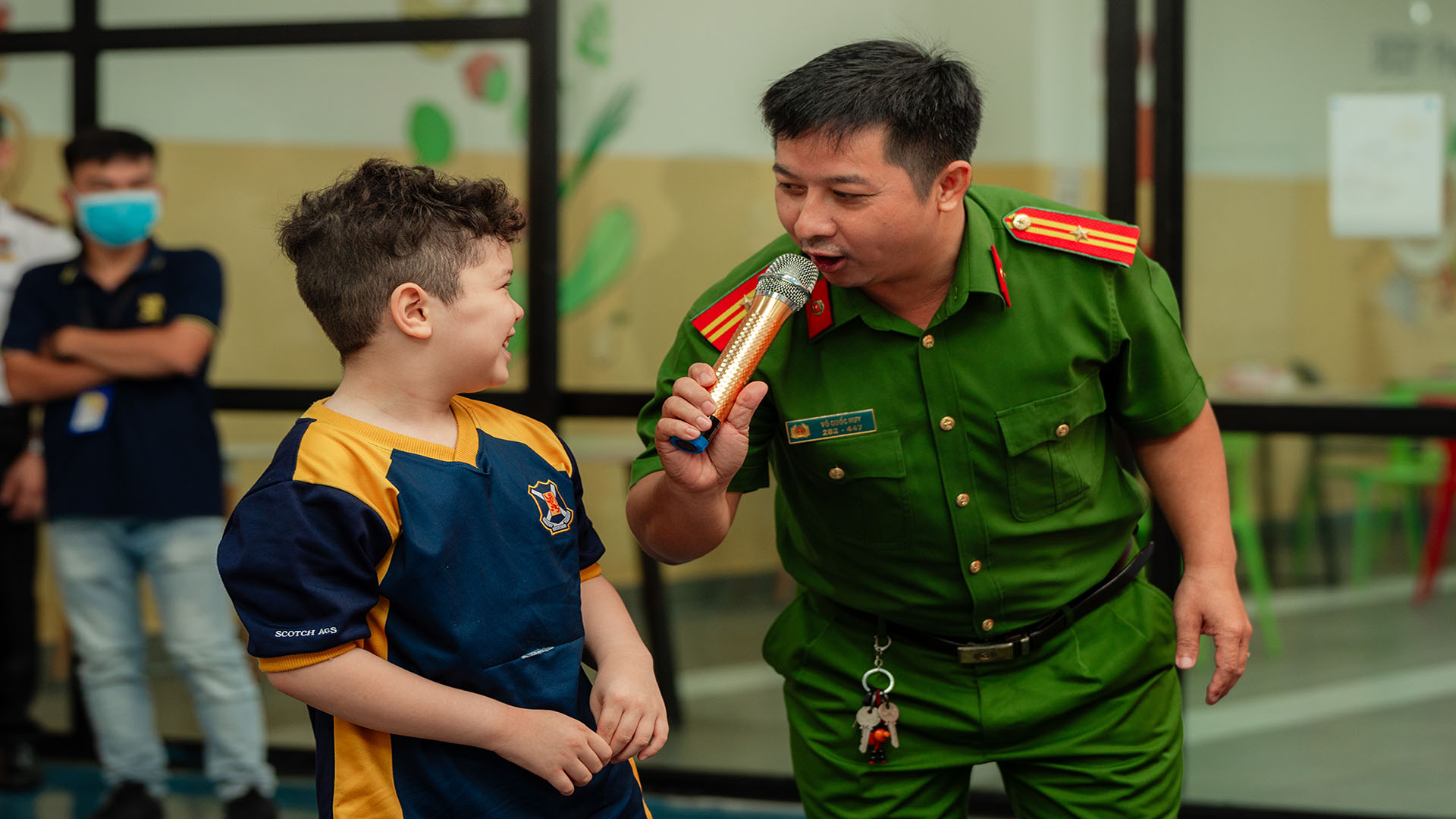 Trẻ dẫn chương trình tự tin