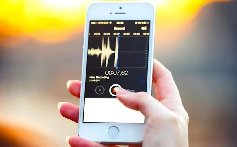 Người học đọc theo mẫu audio