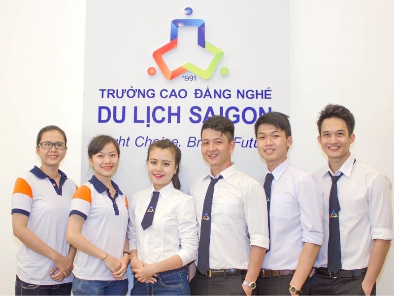 Học sinh làm việc nhóm