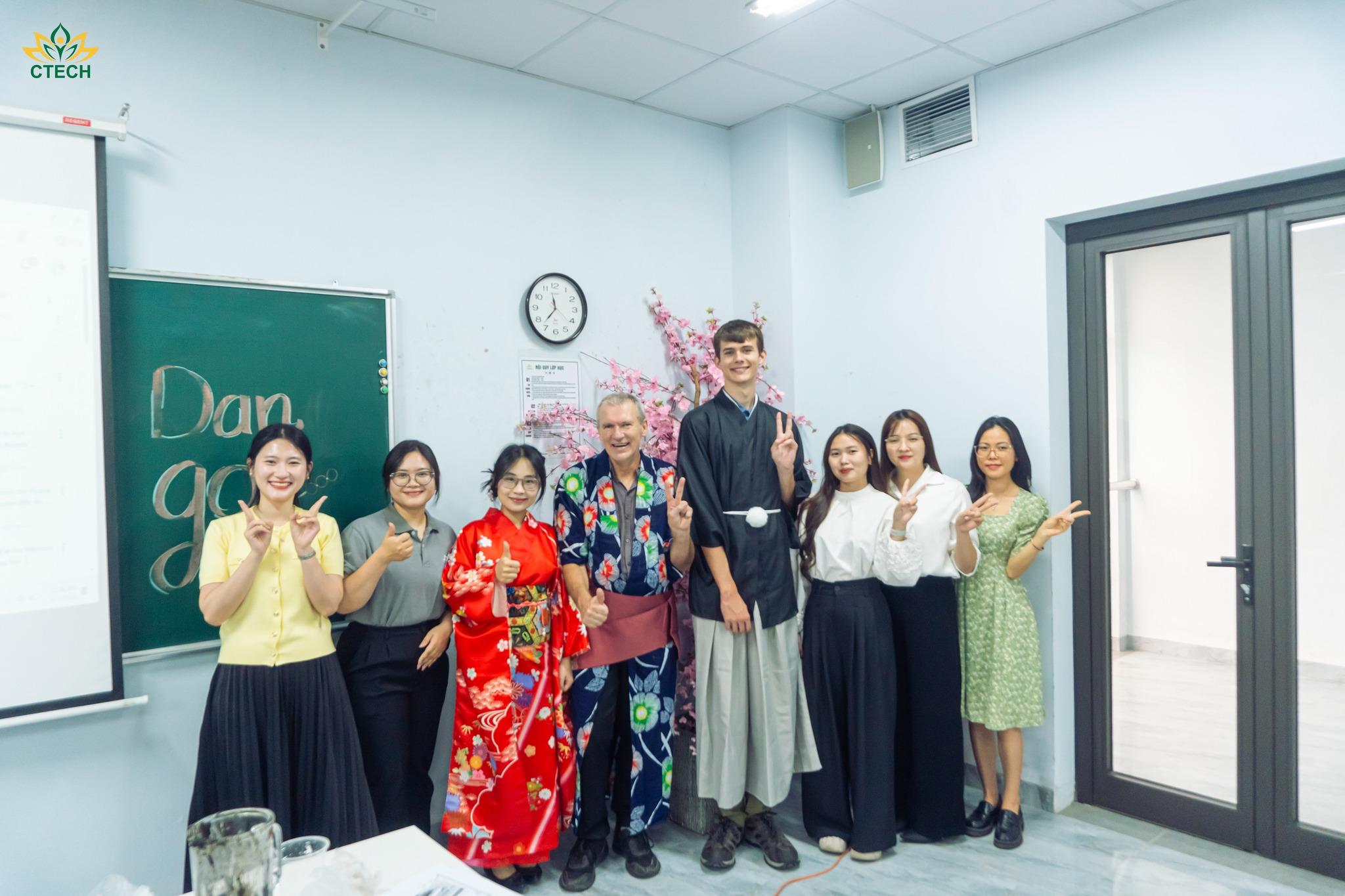 Sinh viên hào hứng chuẩn bị nguyên liệu làm bánh Dango tại workshop