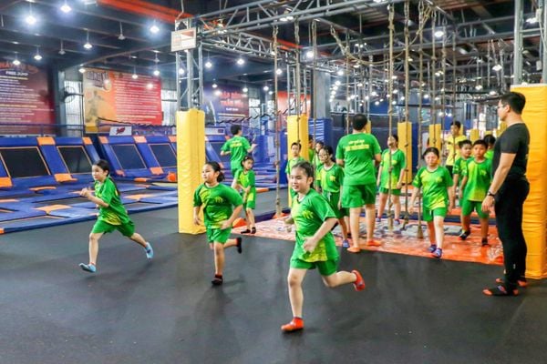 Giáo viên hướng dẫn hoạt động ngoại khóa