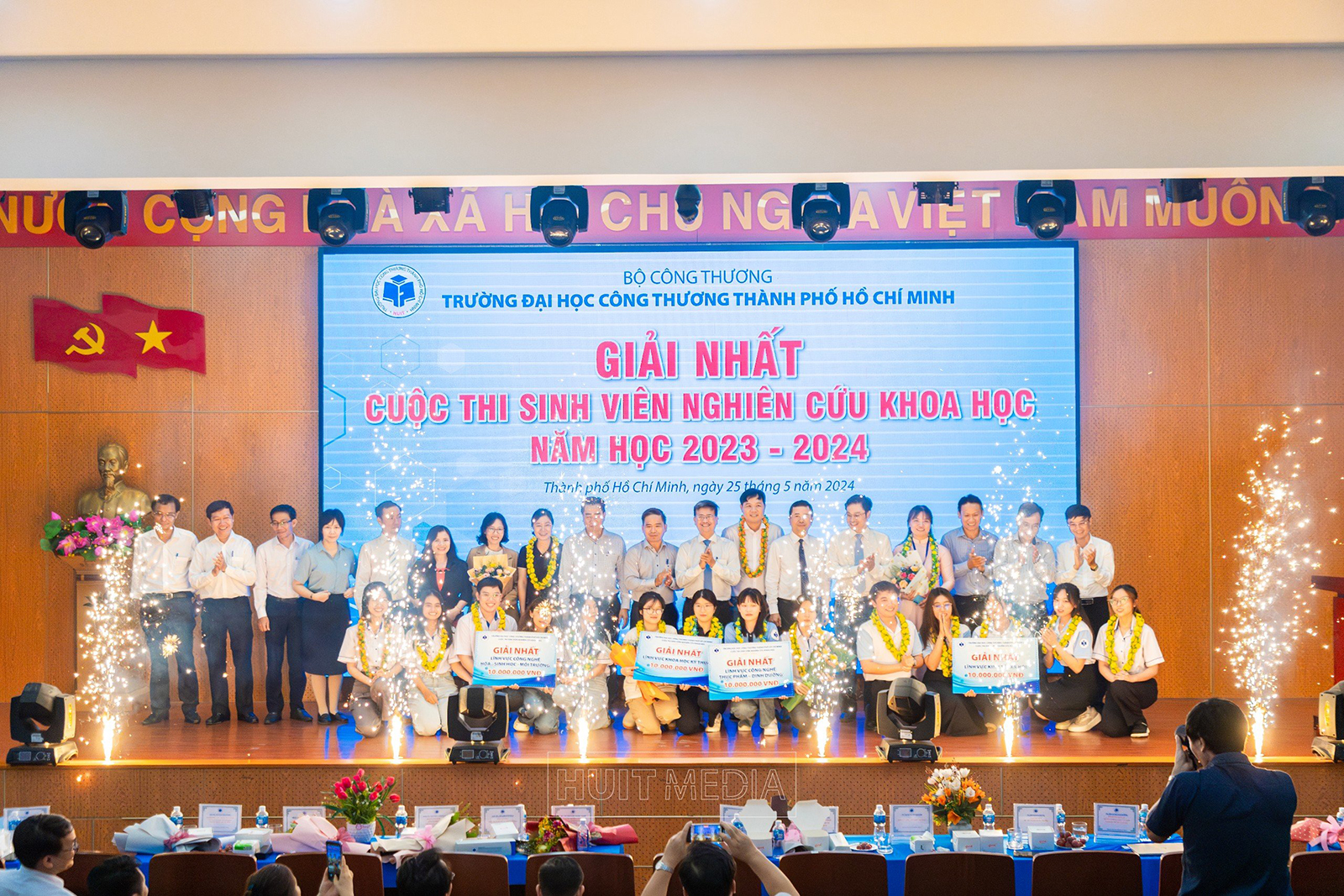 Không khí lễ vinh danh cựu sinh viên