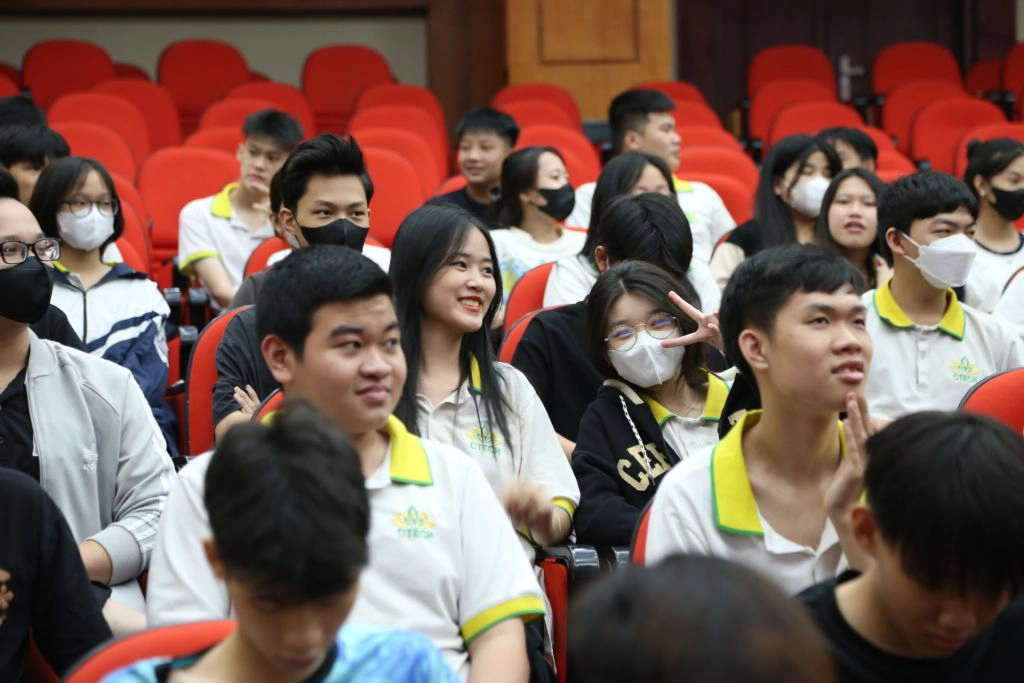 Sinh viên tìm hiểu tài liệu về giáo dục giới tính