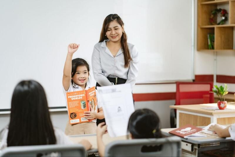 Trẻ tiểu học giao tiếp tự tin