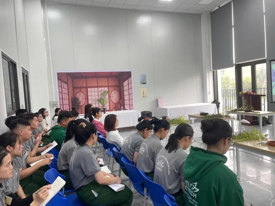 Tác phẩm hoàn chỉnh của học viên sau buổi trải nghiệm Ikebana