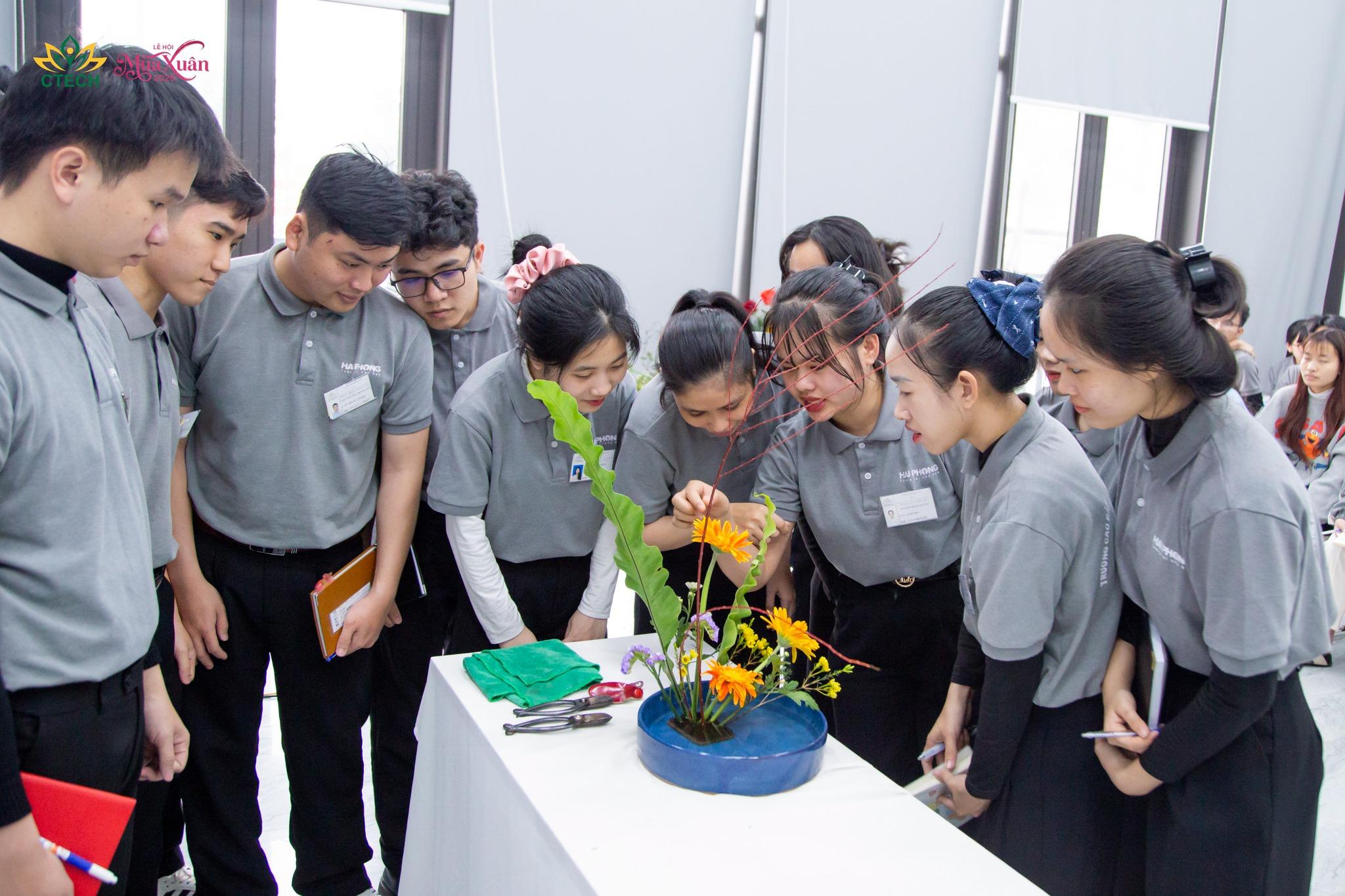 Sử dụng bàn chông Kenzan để cố định hoa trong bình cạn