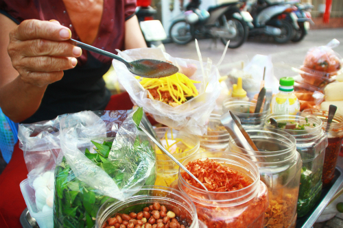 Xe đẩy món vặt học sinh