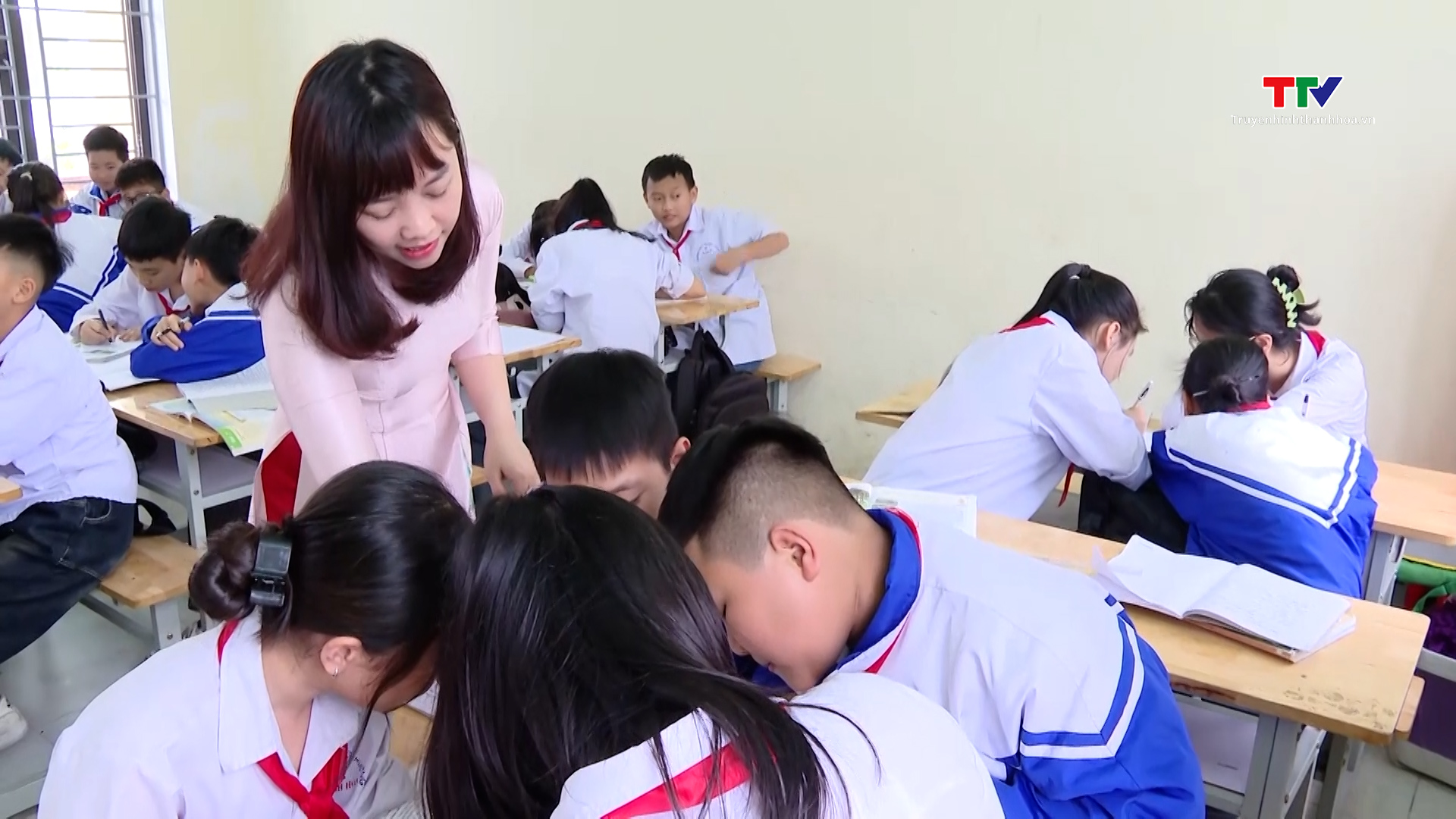 Học sinh trao đổi trong lớp học