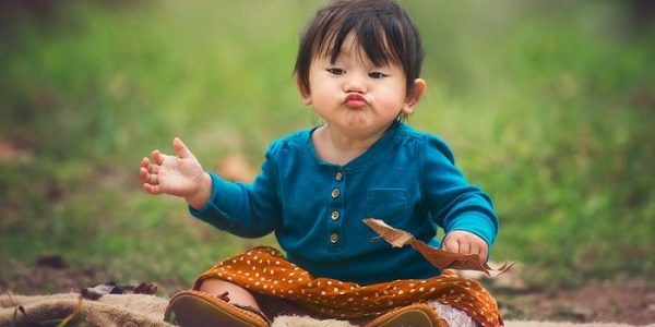 Trẻ trao đổi cùng bạn bè