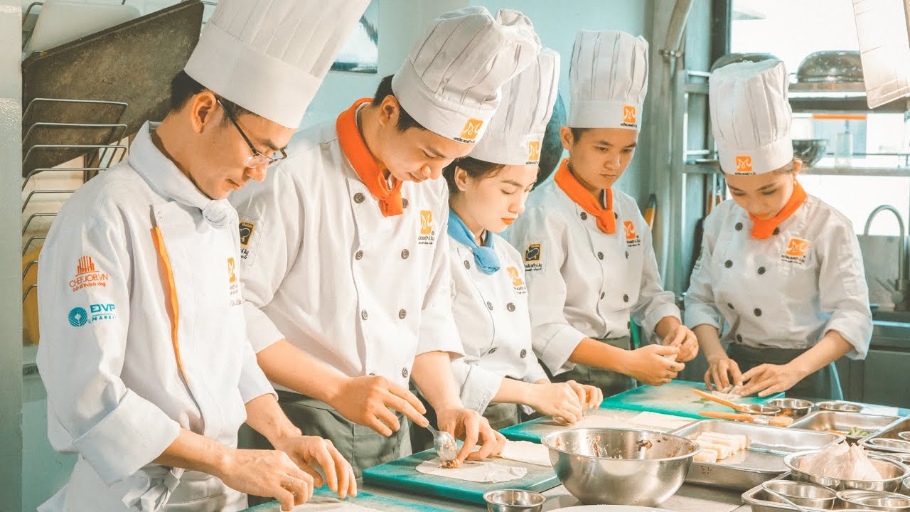 Người đang lập kế hoạch thực đơn và ghi chú trong bếp