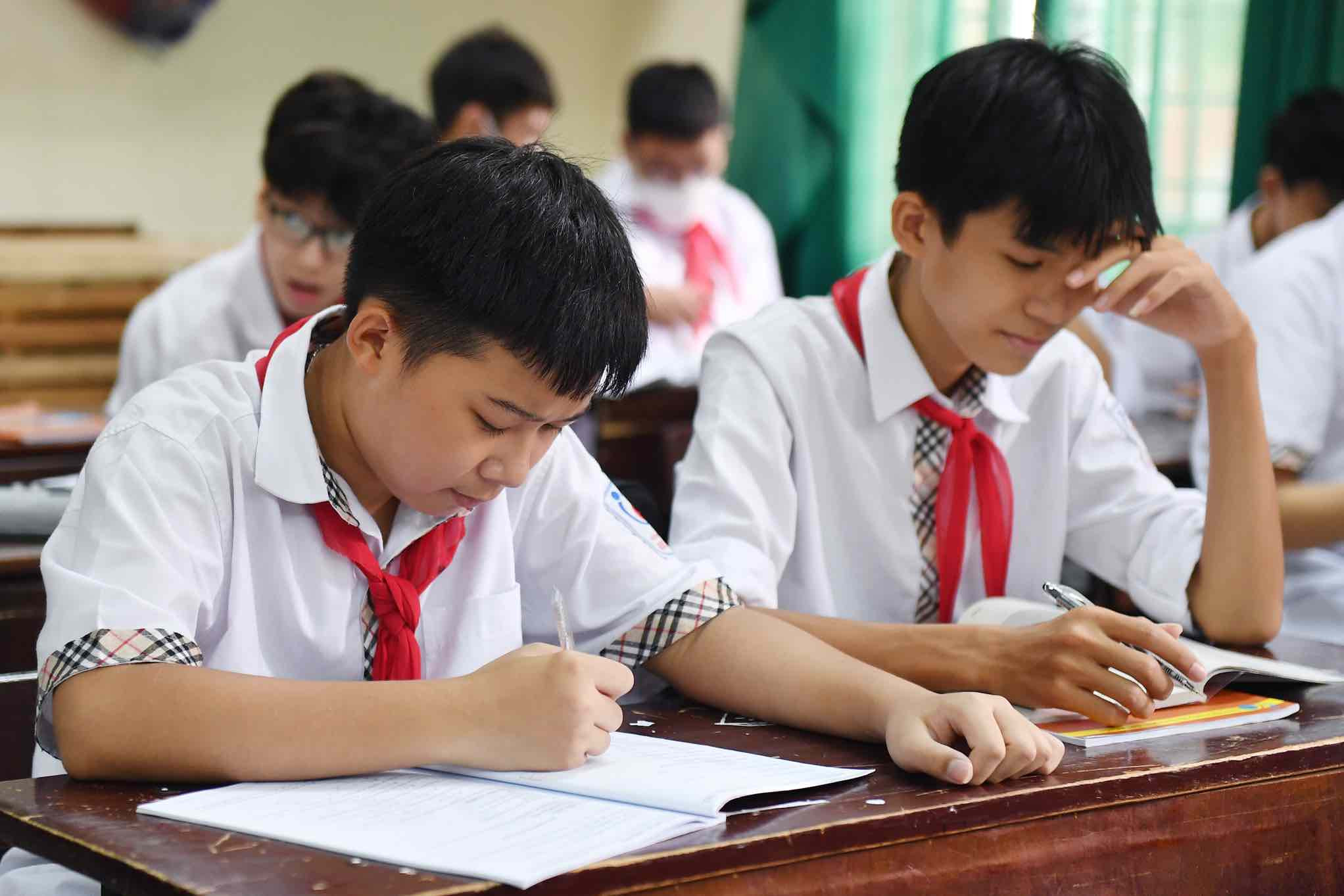 Alt học sinh ngồi bàn học
