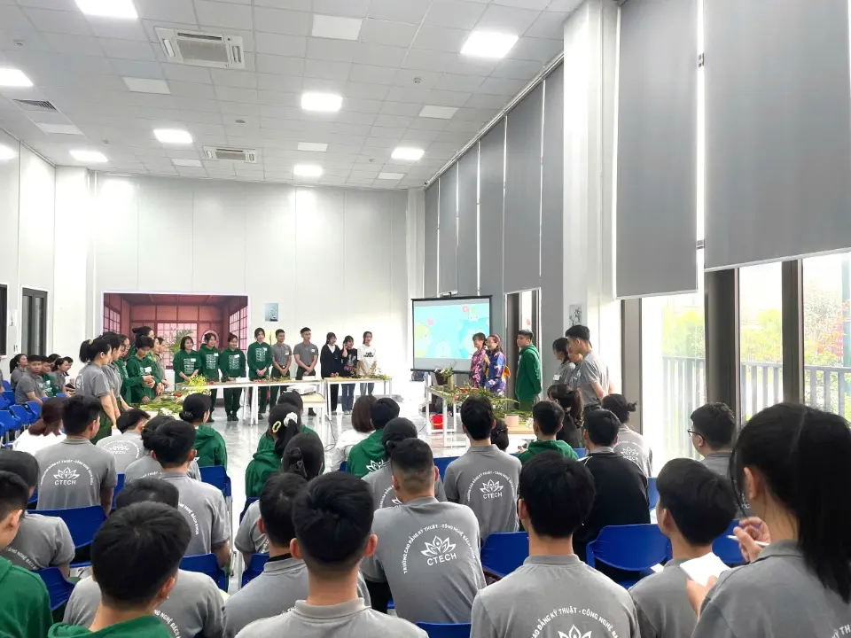 Không gian workshop Ikebana với các vật liệu hoa tươi được chuẩn bị cho học viên