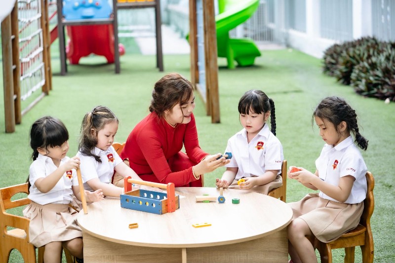 Trẻ chơi trò xếp hình phát triển tư duy logic