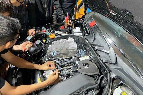 Học viên kiểm tra xe hybrid