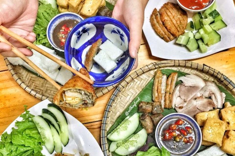 Mẹt bún đậu mắm tôm giá rẻ ngay sau lưng trường Thương Mại