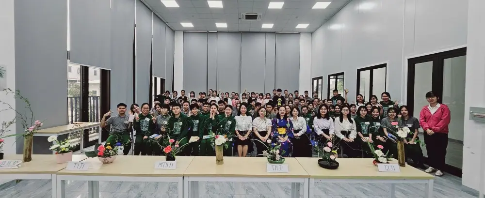 Tác phẩm Ikebana với bố cục tam giác bất đối xứng đặc trưng