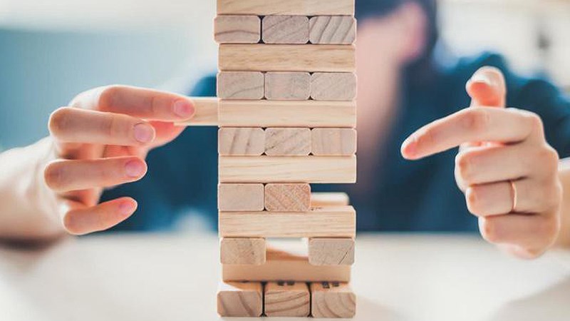 Người lớn hướng dẫn trẻ chơi đúng cách