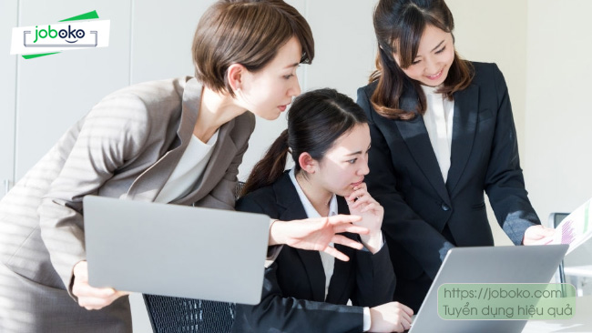 Người trẻ ghi chú khi làm việc