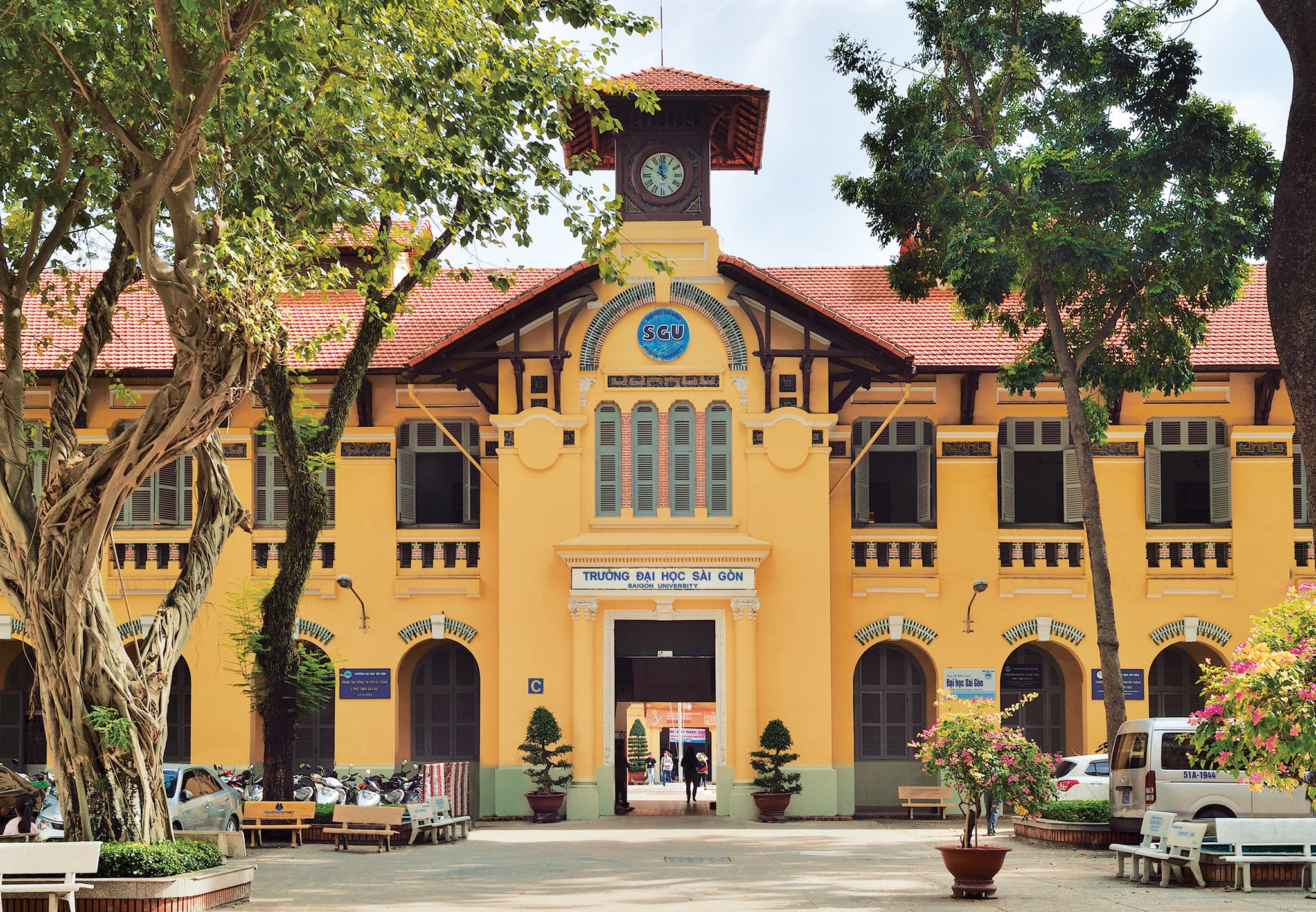 Sinh viên nữ mặc gọn gàng
