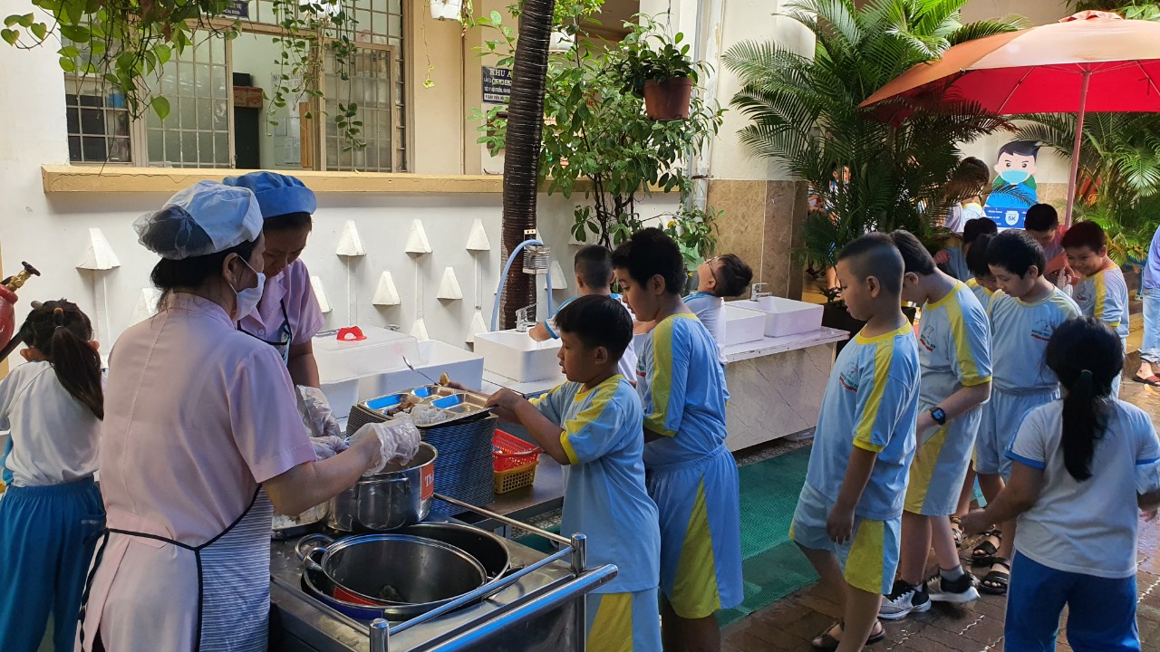 Học sinh đang nấu ăn tại căn bếp nhỏ