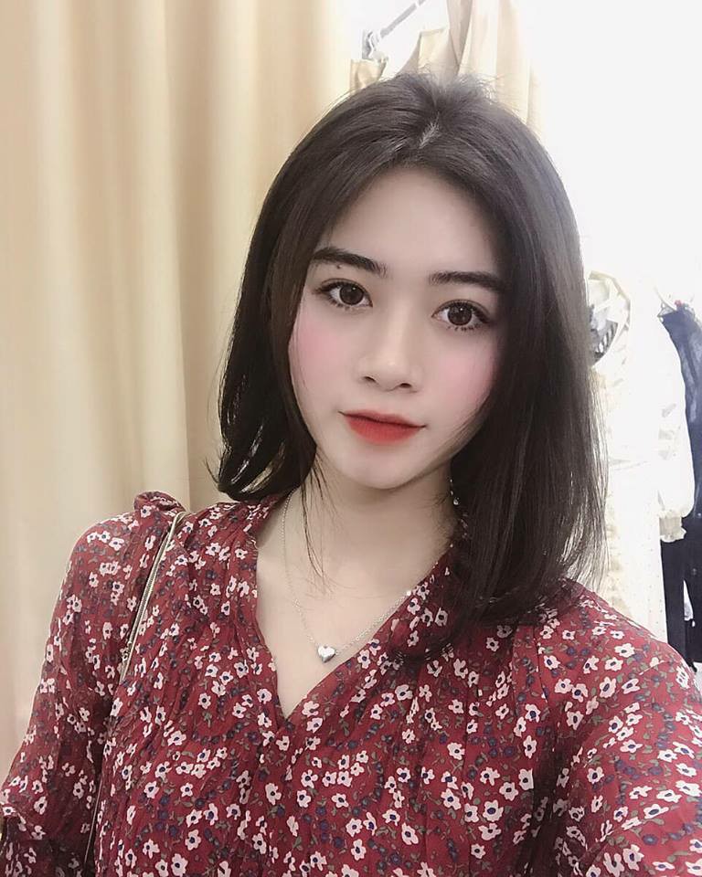 Học sinh nữ đến lớp