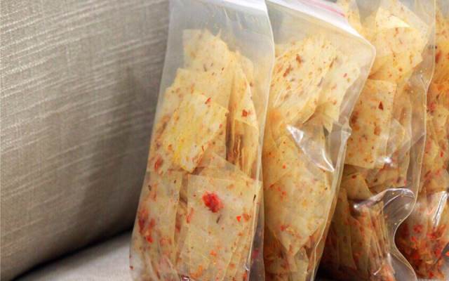 Bánh tráng cuộn sốt bơ tắc dẻo ngậy