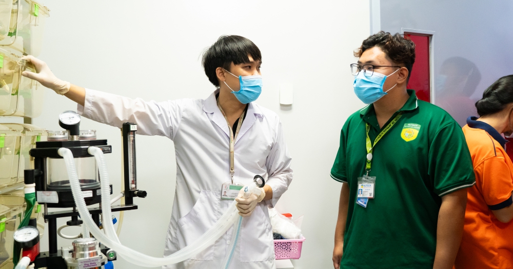 Sinh viên thực hành trong phòng thí nghiệm kỹ thuật