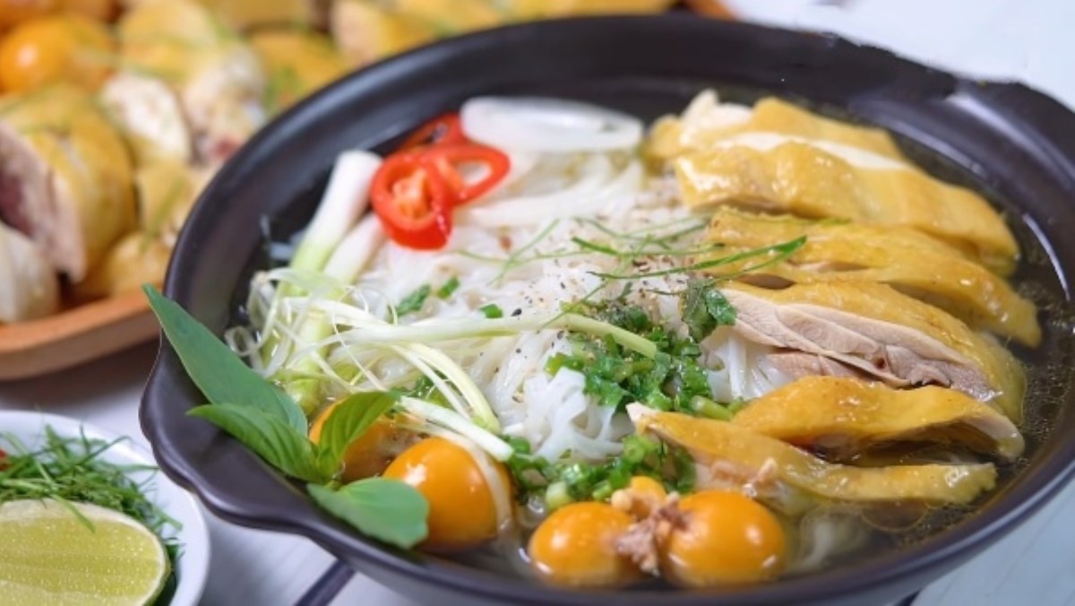 Bữa sáng phở gà nóng hổi