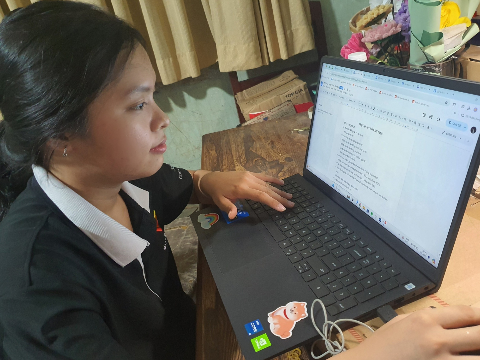 Sinh viên dùng công cụ số