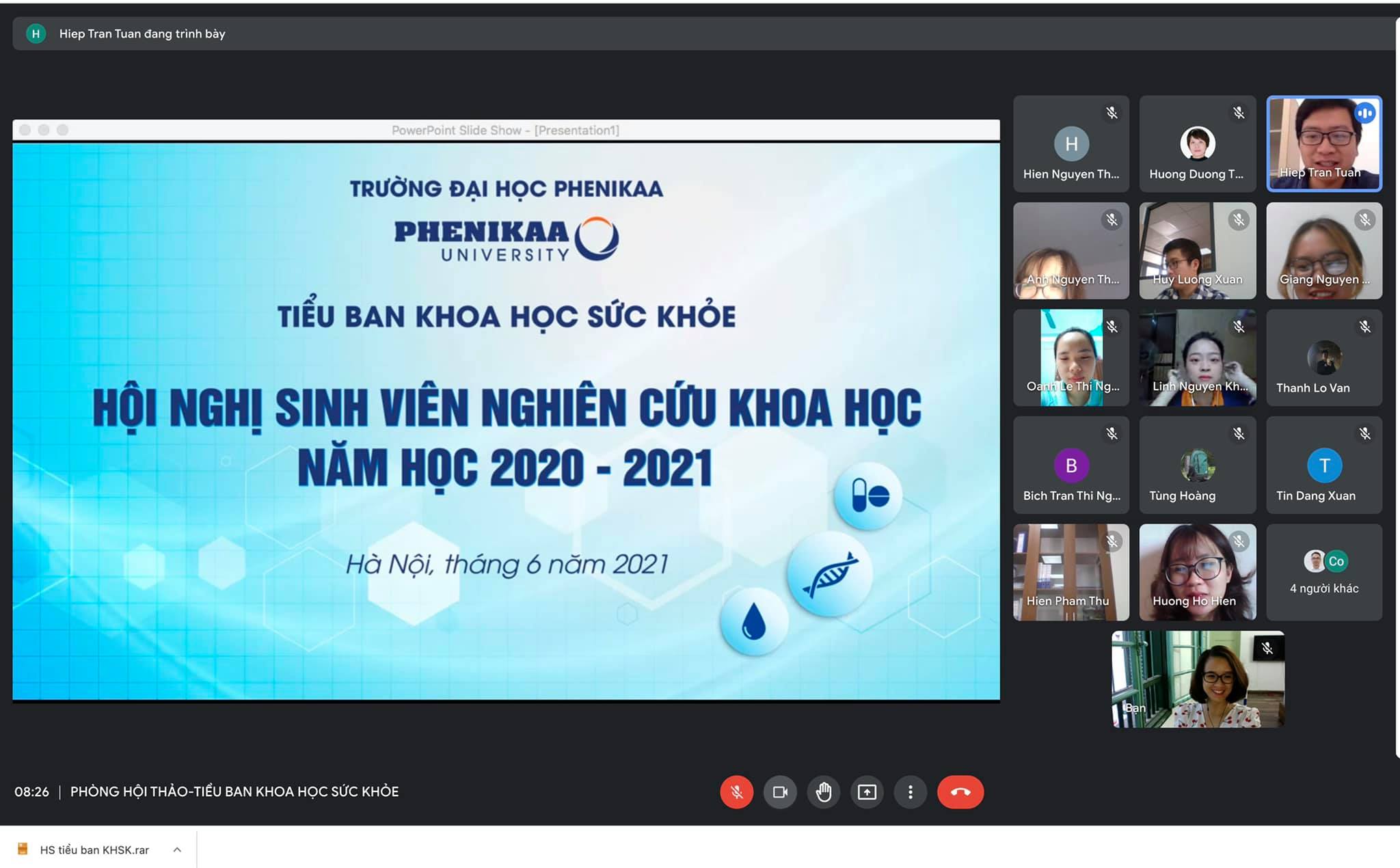 Học sinh thuyết trình trước lớp