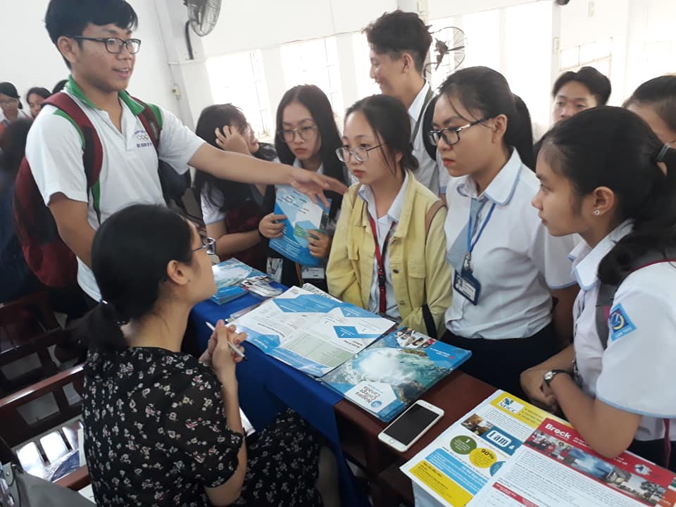 Học sinh tham gia hoạt động nghệ thuật tại trường học