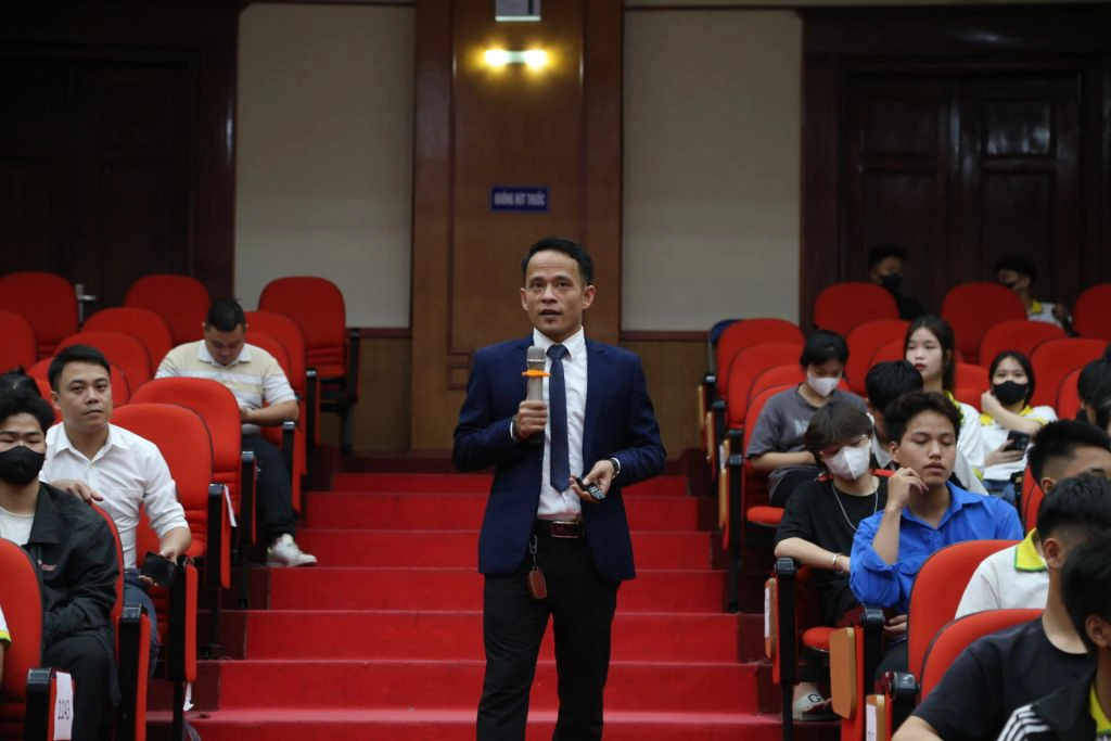 Sinh viên tham gia tọa đàm về giáo dục giới tính