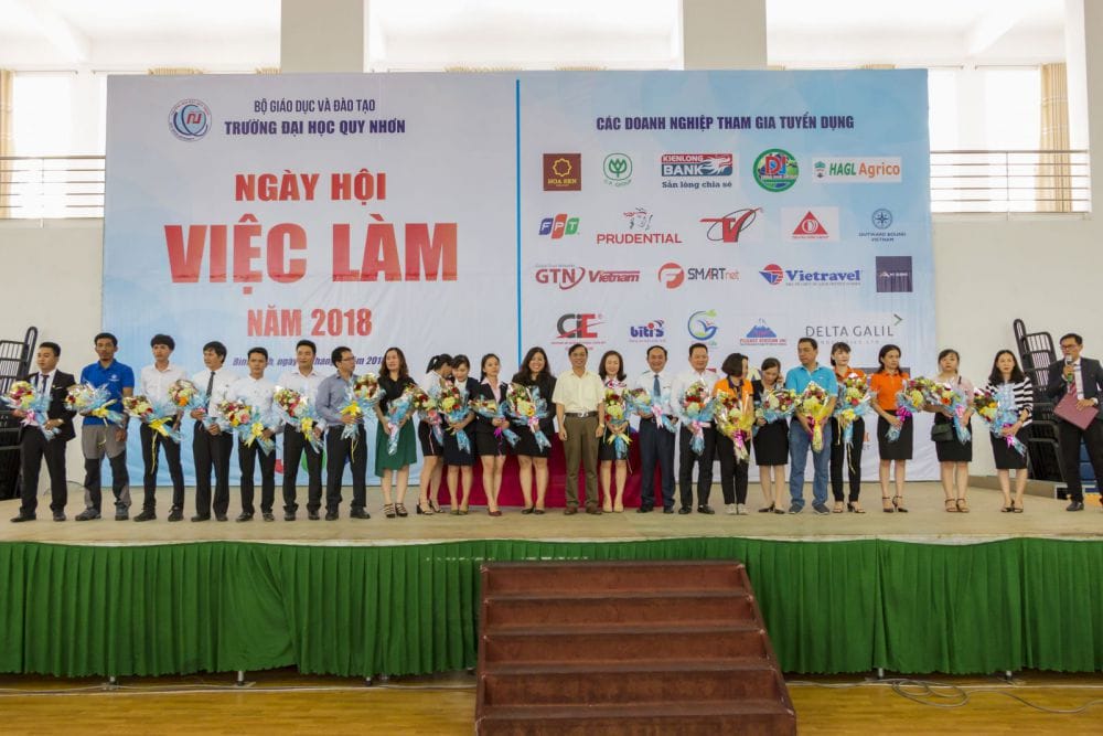 Lớp học đại học đông sinh viên