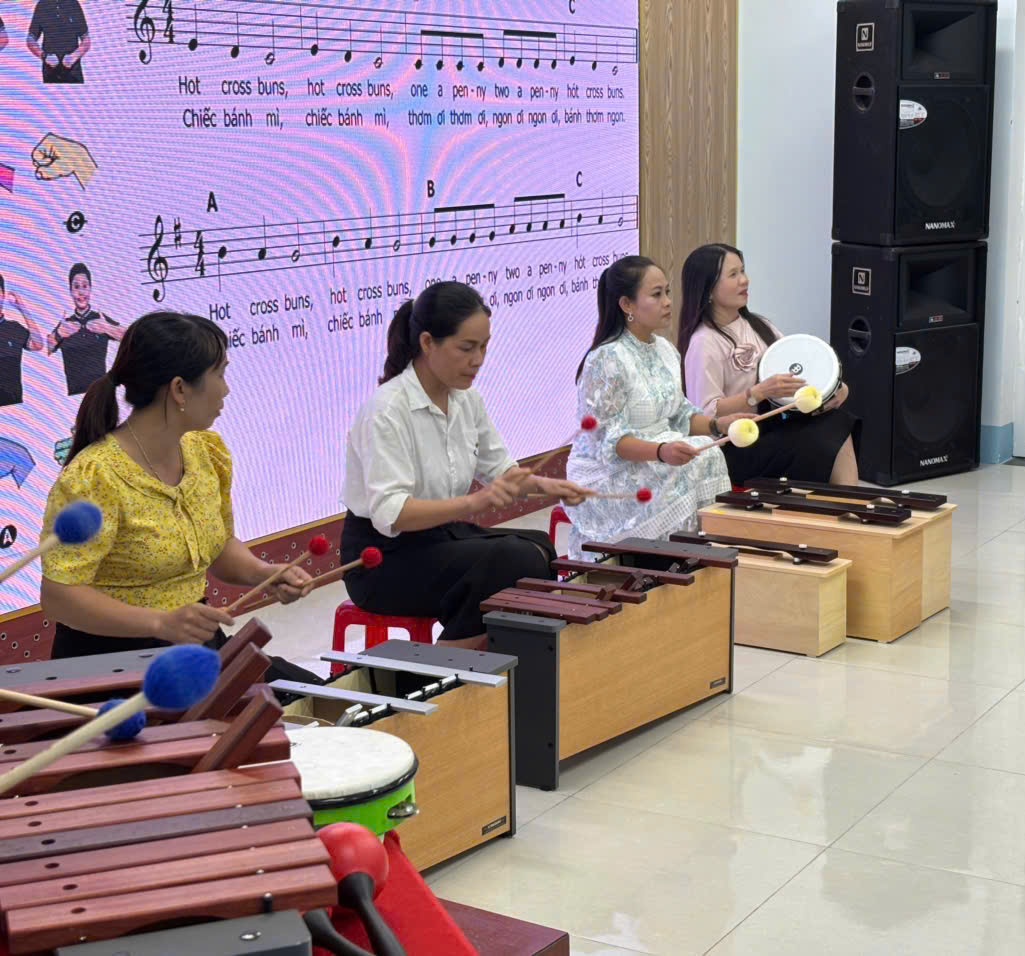 Sinh viên luyện đàn và hát