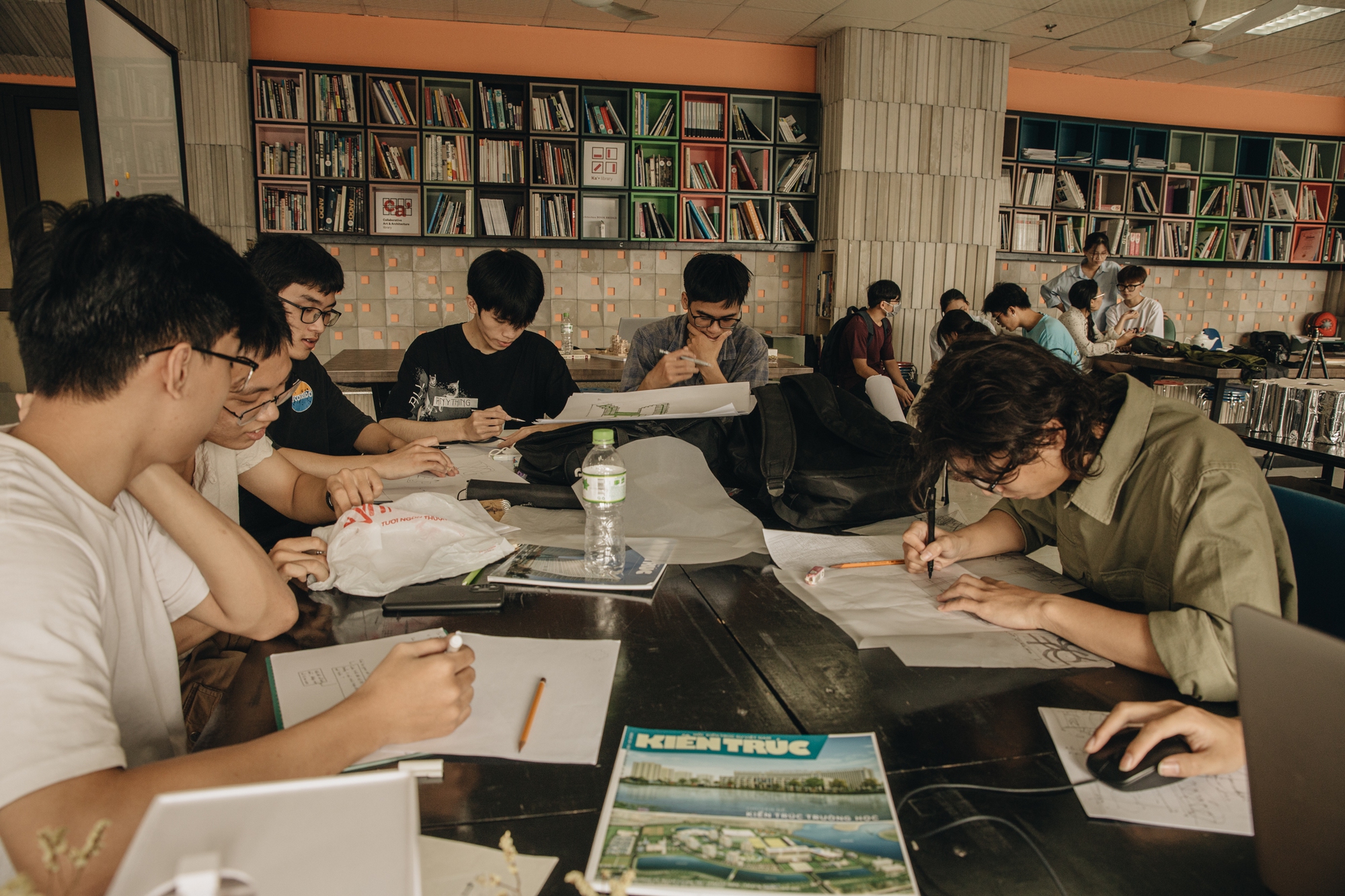 Sinh viên thuyết trình trong lớp