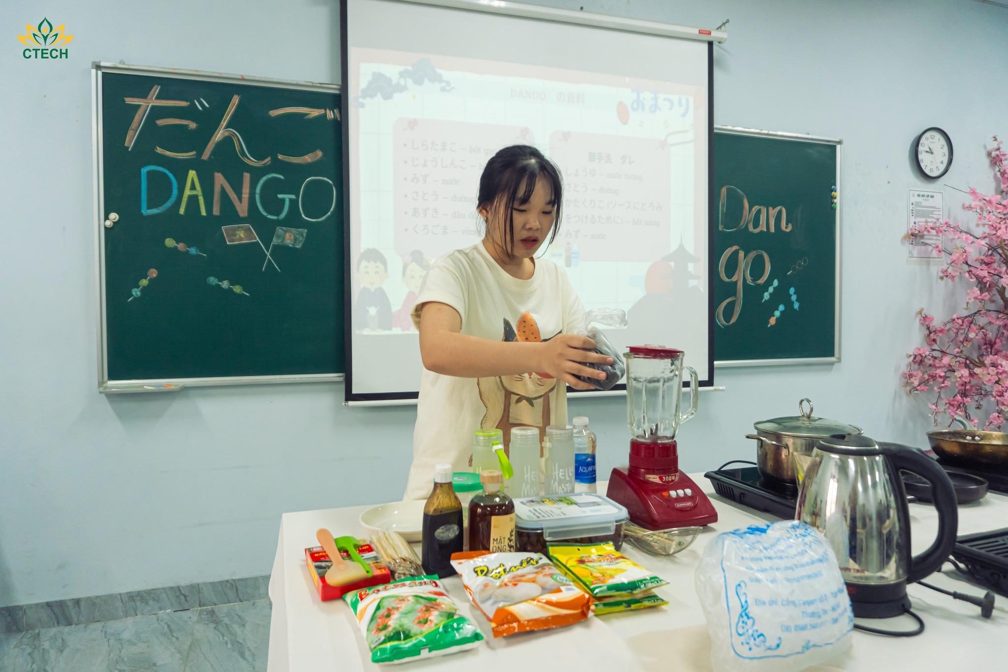 Quy trình nhào bột đòi hỏi sự khéo léo và kiểm soát độ ẩm chuẩn xác