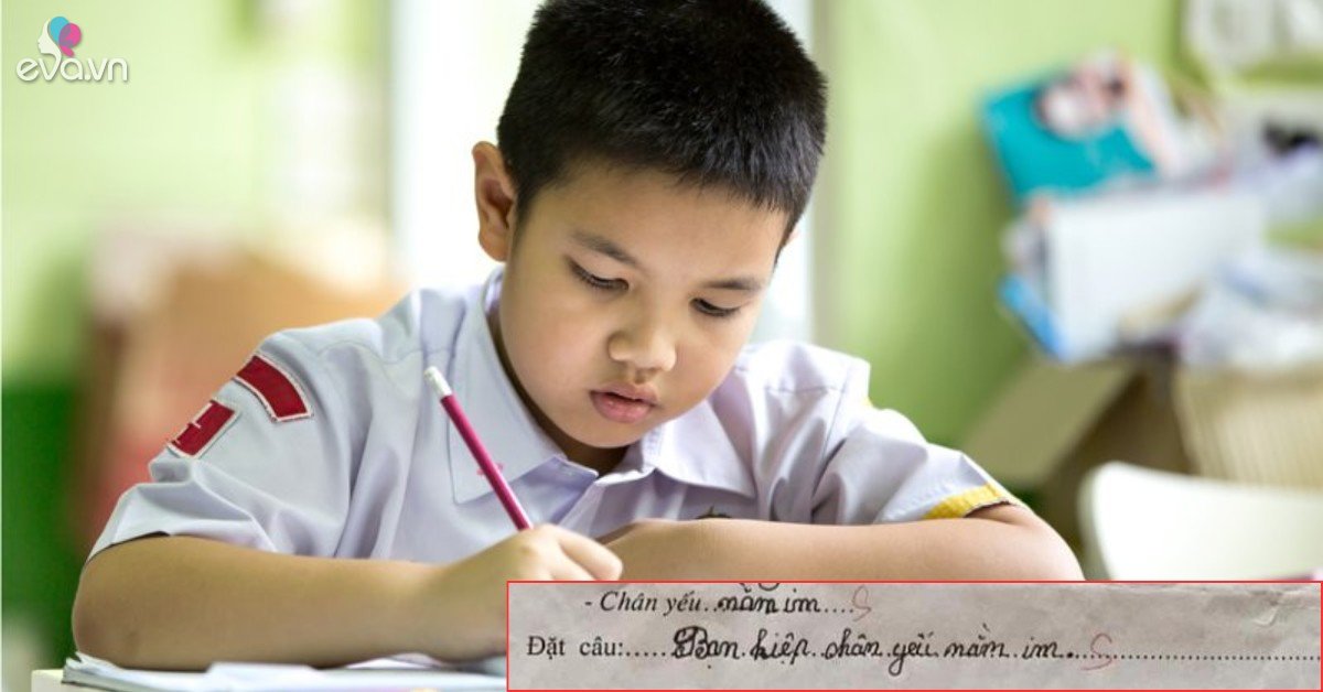 Bàn học và điện thoại ghi âm