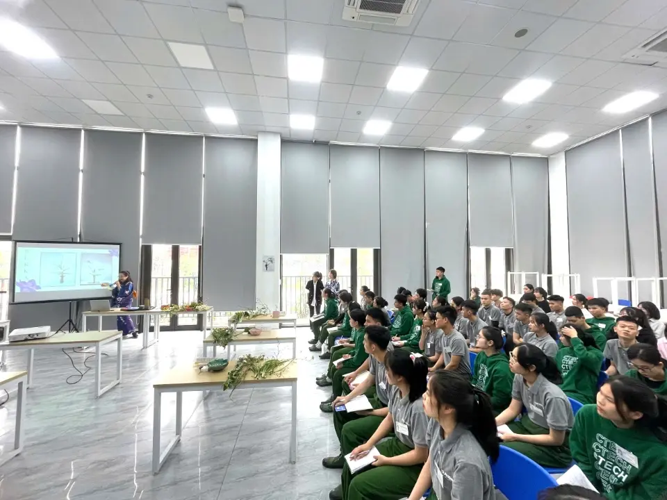 Học viên tập trung quan sát tác phẩm của mình trước khi điều chỉnh