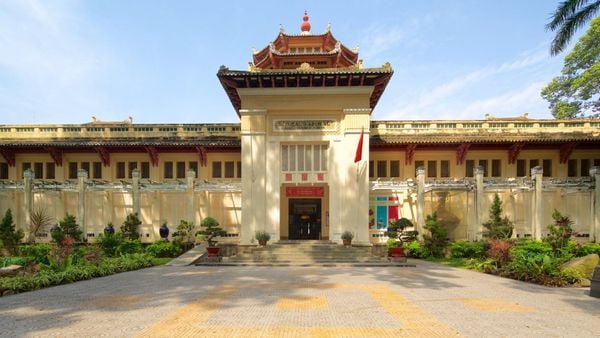 Học sinh tham quan Bảo tàng Lịch sử TP.HCM