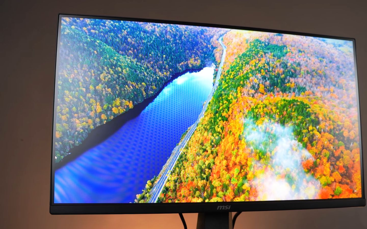 Màn hình màu sắc rực rỡ với 99% sRGB